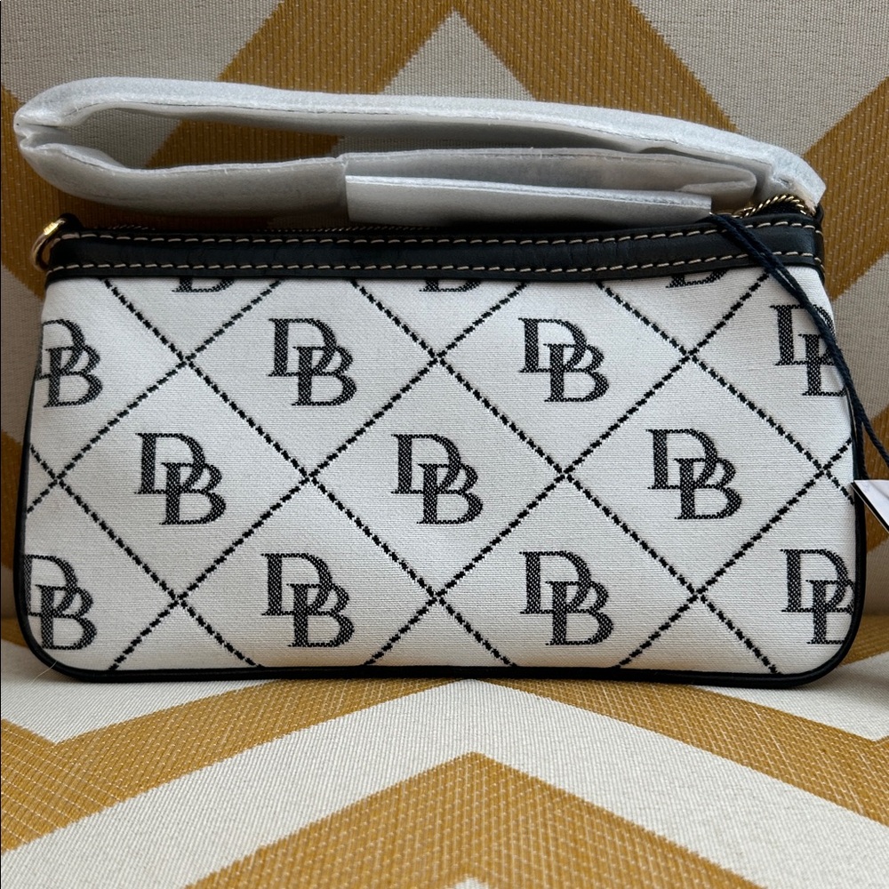 NWT Dooney & Bourke Black and White Wristlet - Picture 3 of 6